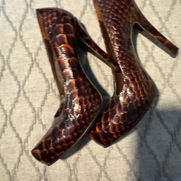 Women brown Reptile Pointy/Block Toe Patent Leather Pumps 4 in heel - Picture 2 of 4